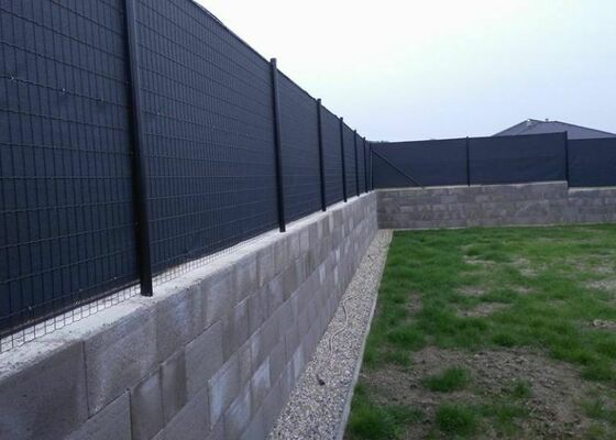 Výstavba plotu cca 93bm vč. podhrabových desek a stínící tkaniny - stav před realizací