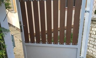 Výměna dřevěných vrátek a betonových sloupkú za kovová vrátka  a kovové sloupky