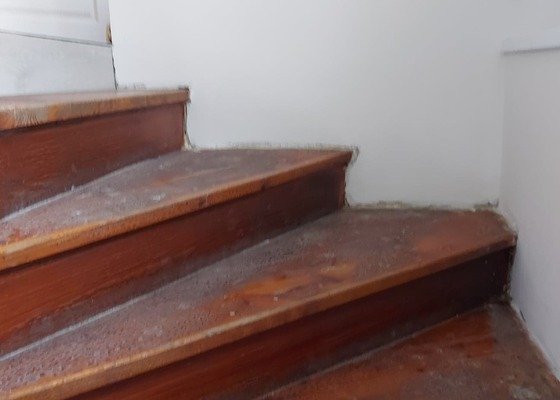 Obložení starého dřevěného schodiště v roddiném domě vinylem.em.