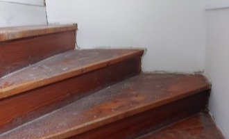 Obložení starého dřevěného schodiště v roddiném domě vinylem.em. - stav před realizací