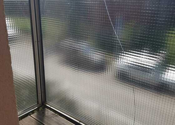 Výměna prasklého skla na balkóně