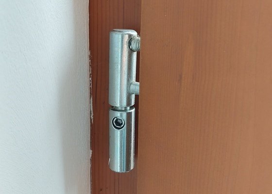 Seřídit bezpečnostní dveře dřevěné s hliníkovým ochranným rámem
