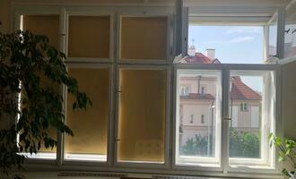 Zaměření a instalace zatemňovací rolety do špaletového okna - stav před realizací