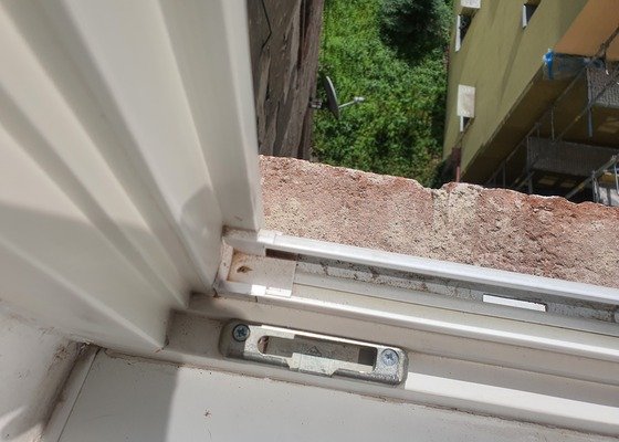 Sieť proti hmyzu na okná a balkónové dvere - stav před realizací