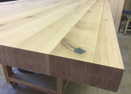 Jídelní dubový stůl
