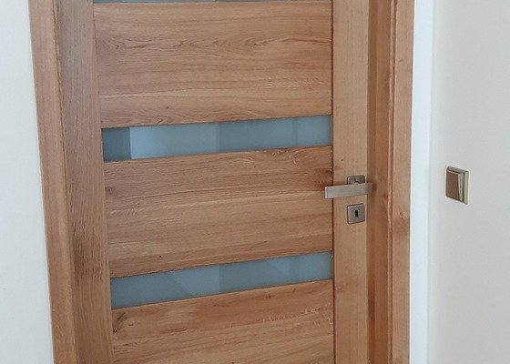 Dodávka a montáž vnitřních dveří a obkladu do RD z masivu/dýhy + dřevěná přepážka (stěna) vč. dveří.