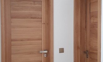 Dodávka a montáž vnitřních dveří a obkladu do RD z masivu/dýhy + dřevěná přepážka (stěna) vč. dveří.