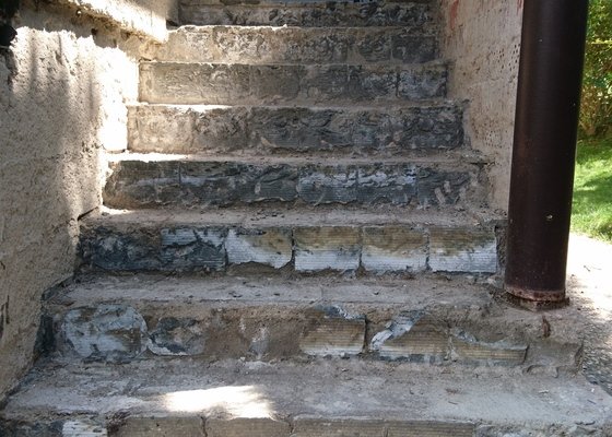 AKUTNÍ - Renovace venkovního schodiště - stav před realizací