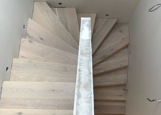 Pokládka třívrstvé dřevěné podlahy vč obloženi schodu