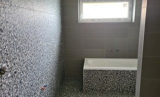 Obložení dvou koupelen v novém rodinném domě