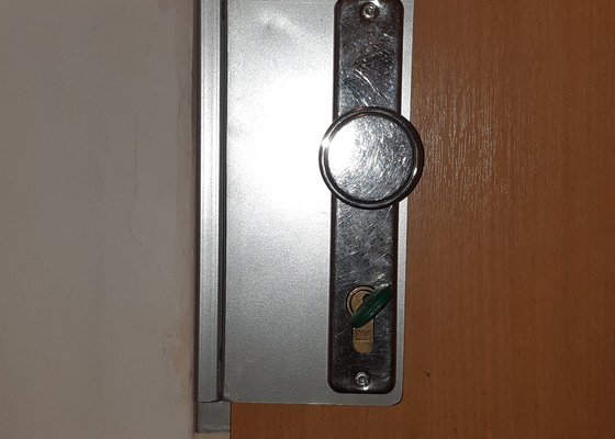 Podbití kování u vstupních dveří kovovým plátem