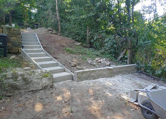 Obnova zámkové dlažby, obnova zahradních schodů a vybudování opěrné zídky