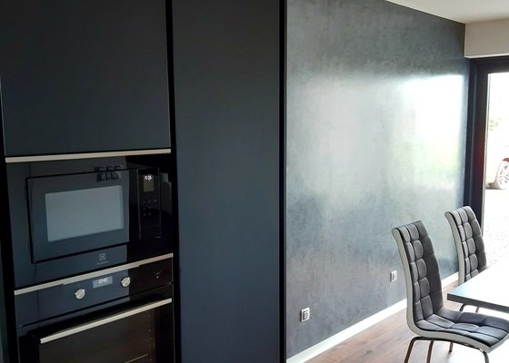 Realizace dekorativni stěrky v kuchyni a obývacim pokoji