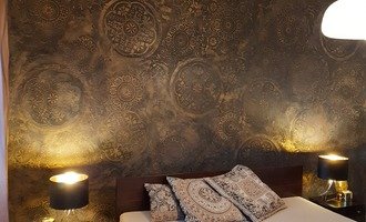Elegantní dekorativní stěrka v ložnici, efekt Stencil Mandala. Realizace dekorativní stěrky v kuchyni  a v obývacím pokoji.