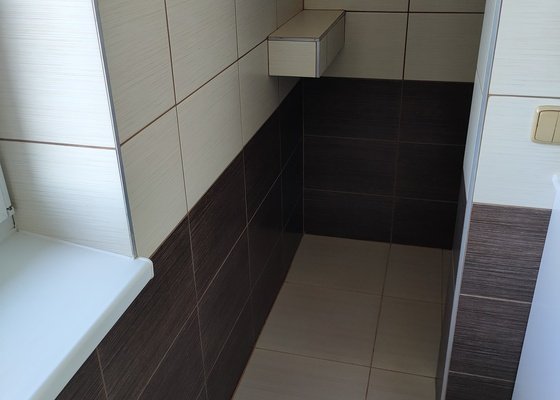 Nové obklady na WC a v koupelně včetně obkladu sprchového koutu.Celková plocha obkladů cca 30 m2,dlažba 6m2.