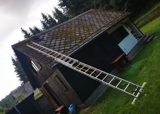 Rekonstrukce střechy,komínu a nový štít místo balkonu v patře chaty