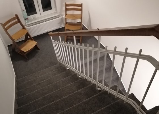 Pokládka koberce na schody
