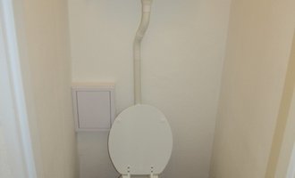 Zasazení mřížky do zdi a malování záchoda a koupelny - stav před realizací