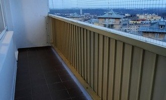 Zasíťování dvou šestimetrových balkonů pletivem