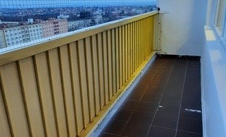Zasíťování dvou šestimetrových balkonů pletivem