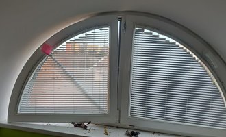 Oprava kování okna, oprava vchodových dveří a seřízení oken v domě - stav před realizací