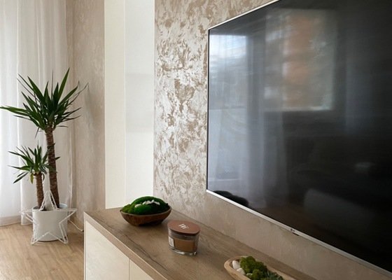 Realizace luxusní metalické stěrky v obývacím pokoji