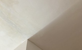 Oškrabání, oprava štuku a vymalování stropu - stav před realizací