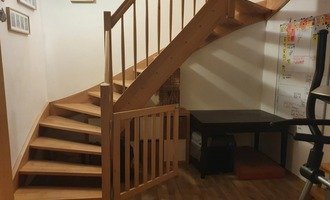 Vestavěná skříň pod dřevěné schody - stav před realizací