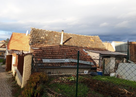 Předmětem zakázky bylo kompletně zrekonstruovat střechu na hospodářské  budově.