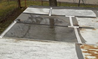 Oprava netěsnosti kolem komína a oprava falcové střechy - stav před realizací
