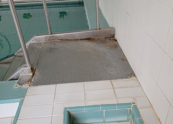 Oprava povrchu nerezových ploch u bazénu - stav před realizací