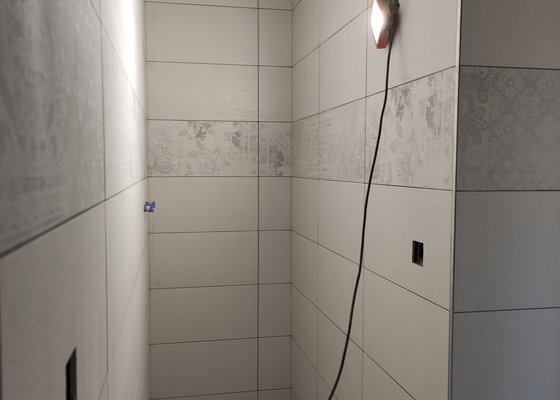 Obklad sprchového koutu + montáž závěsné toalety.