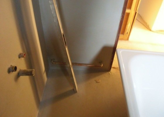Namontování radiátoru v koupelně - stav před realizací