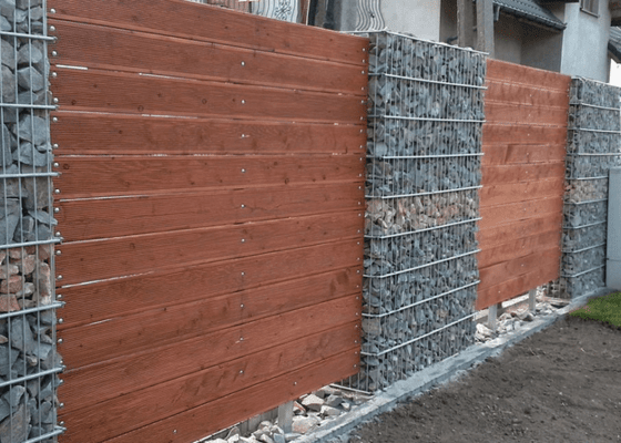 Stavba plotu vč.pojezdové brány a branky - stav před realizací