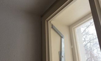 Látkové rolety do špaletových oken - stav před realizací