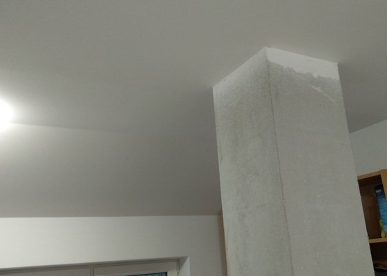 Vyřezání otvoru v sadrokartonovém stropu pro inspekci kominu a úprava průchodu komínu stropy - stav před realizací