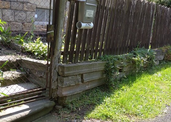 Vyměnit starý plot u rodinného domu. - stav před realizací