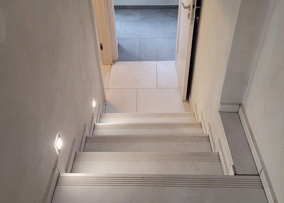 Rekonstrukce chodby+ obklady schodu a pokladka dlažby