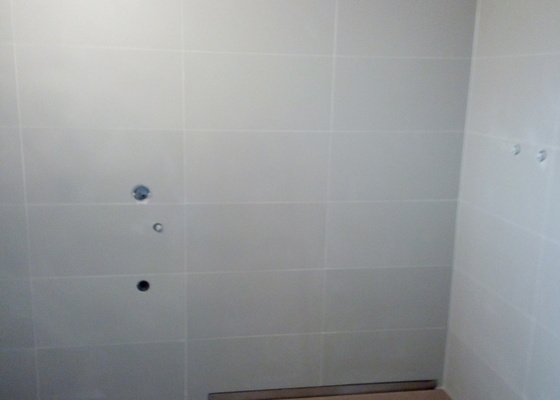 Obložení stěn a podlahy v koupelně.