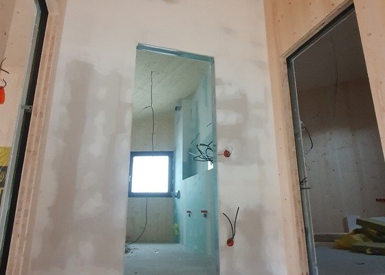 Poptávka realizace vnitřních sádrokartonových příček v novém rodinném domě realizovaném z NOVATOP + hrubé podlahy
