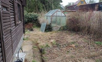 Úklid menší zahrady na chatě, odvoz odpadu - stav před realizací