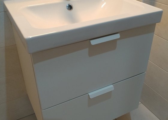 Montáž skřínky s novým umývadlem do koupelny + oprava přetékajícího WC