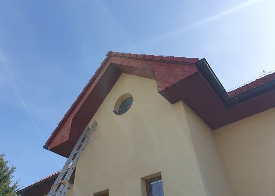 Opravit uvolněné dřevěné latě podhledu střechy  a natřít celý podhled