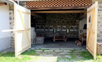 Tradiční dřevěná vrata stodoly