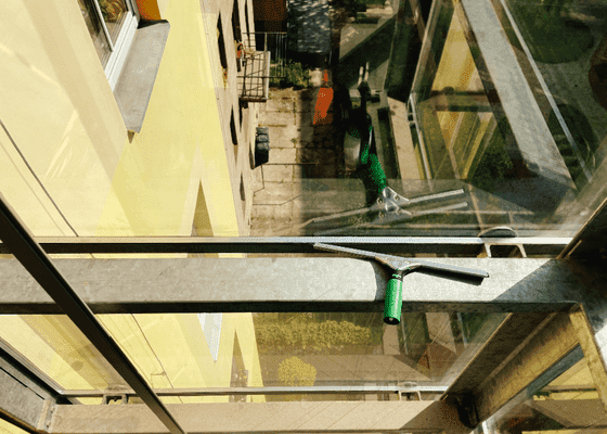 Vyčištění výtahového opláštění ze skla
