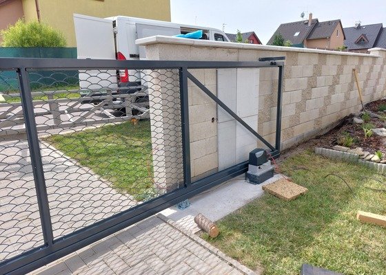Posuvná brána do betonového plotu, pokud bude možné, s vestavěnou brankou