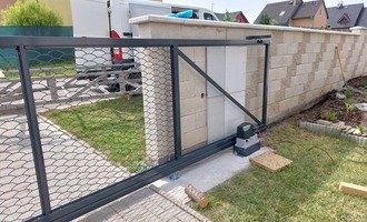 Posuvná brána do betonového plotu, pokud bude možné, s vestavěnou brankou