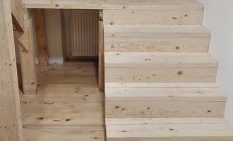 Broušení a lakování dřevěných schodů v rodinném domě - stav před realizací