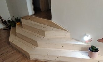 Broušení a lakování dřevěných schodů v rodinném domě - stav před realizací