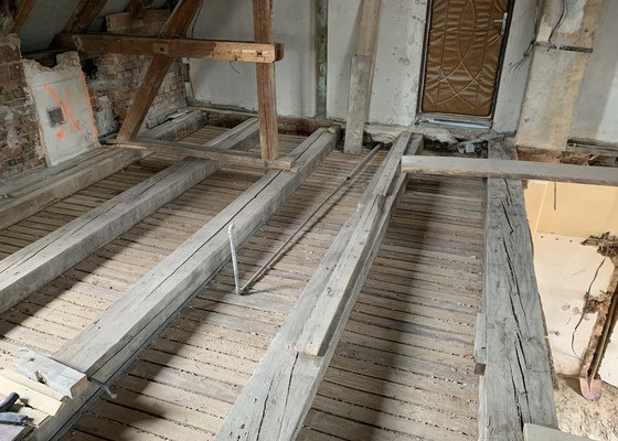 Vyrovnání/ záklop podlahy v patře na starých trámech.